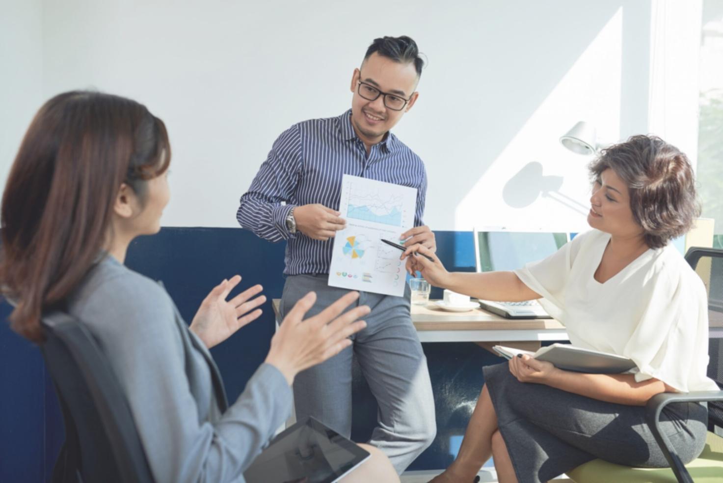 Professionelle Arbeitsumgebung mit Finanzunterlagen und digitalen Tools